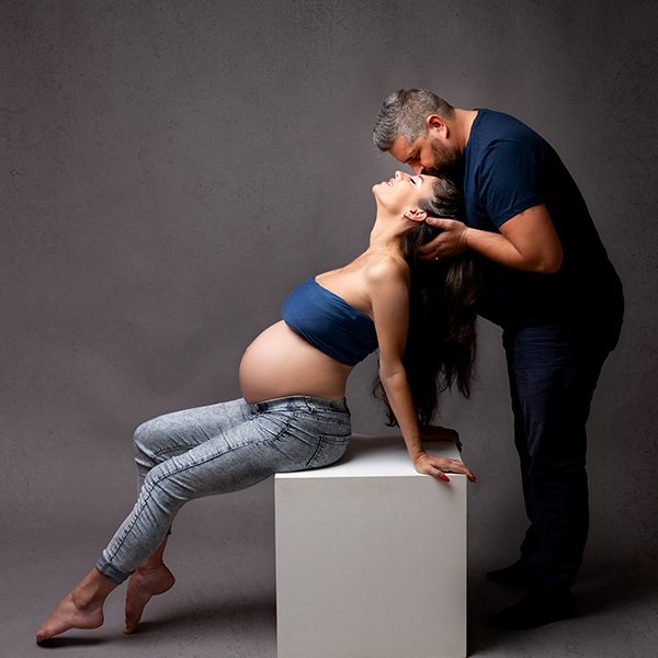Femeie gravida cu sotul ei in studio foto in posing de studio